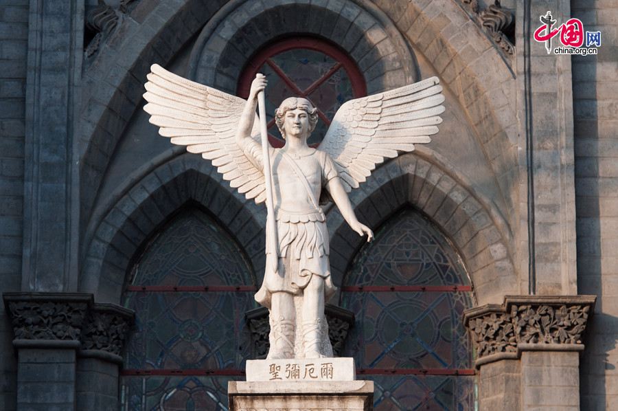 The statue of Michael the Angel, the guardian angel of St. Michael&apos;s Church (also known as French Legation Church and Dongjiaominxiang Church) stands in Beijing&apos;s winter coldness on Dec. 25, Christmas Day. [Photo by Chen Boyuan / China.org.cn]