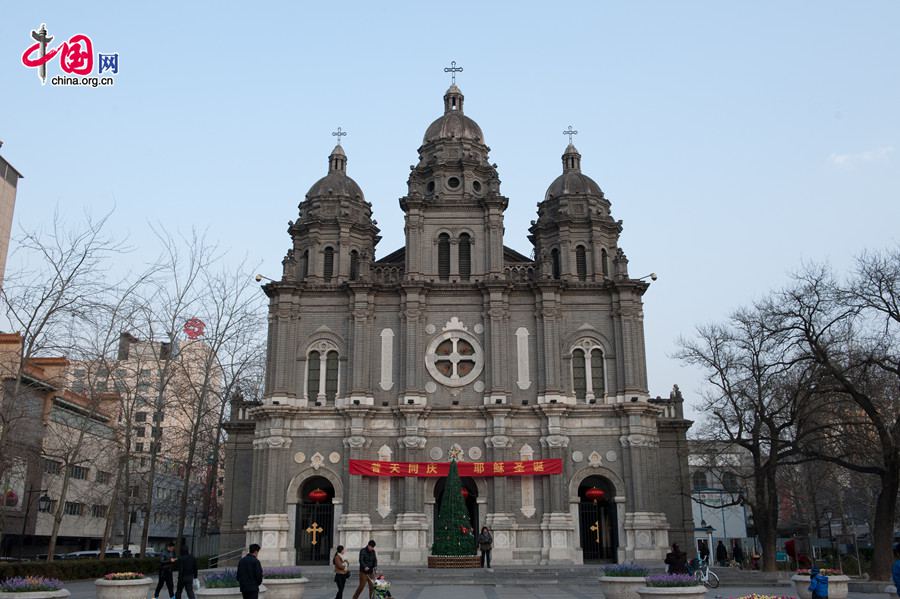 St. Joseph&apos;s Church (also known as Wangfujing Church, Dongtang, or the East Cathedral) posts up a banner that reads &apos;Joy to the World, Jesus Christ is born&apos; on Dec. 25, 2013, the Christmas Day. St. Joseph&apos;s Church also holds an English-language mass on the Christmas Day&apos;s afternoon to accommodate the neccessity of foreign Christians in Beijing, the Chinese capital. [Photo by Chen Boyuan / China.org.cn]