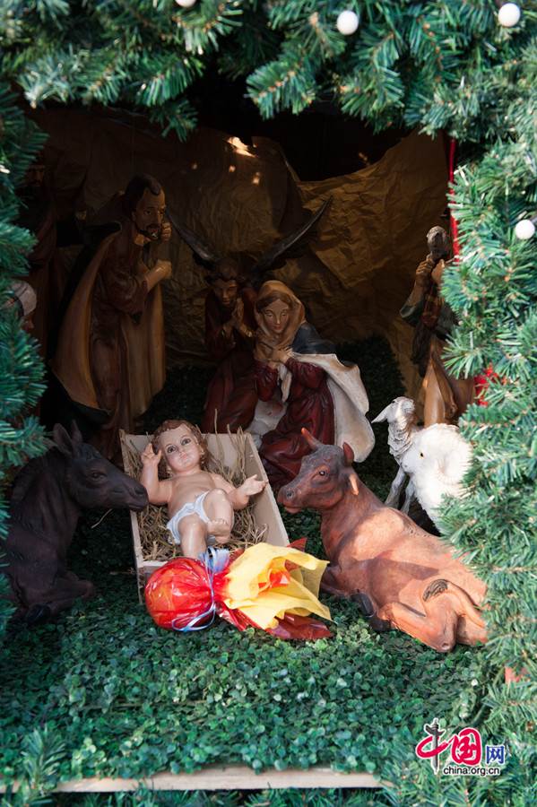 The Cathedral of the Immaculate Conception (colloquially known as the Xuanwumen Church, the South Church, or Nantang) in Beijing sets up a miniature of nativity in its yard on Christmas Day, Dec. 25. [Photo by Chen Boyuan / China.org.cn]