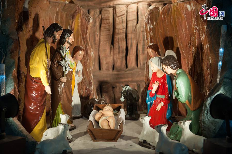 Church of the Saviour (colloquially referred to as Xishiku Church, or Beitang -- the North Cathedral) in Beijing sets up a nativity miniature that features the story of Jesus Christ&apos;s birth in a manger in Bethlehem, blessed by the three orient saints. [Photo by Chen Boyuan / China.org.cn]