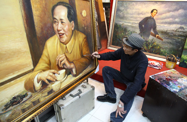 Yang Keqi touches up his painting, a portrait of Chairman Mao Zedong, in Changsha, Central China's Hunan province, Dec 5, 2013. He spent nine years on 12 pieces of oil paintings for an exhibition to commemorate the 120th anniversary of Mao's birth.[Photo/Asianewsphoto] 