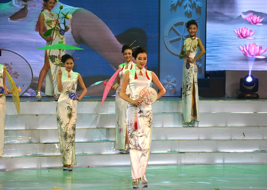 40 beauty contestants who stood out from the previous rounds competed in the final round of the international beauty competition. The beauty pageant was comprised of three categories including traditional folk costumes, swimsuit and evening wear. In the end, Butykova Tamara from Russia was crowned the champion. Pan Xiaotong and Chen Xi, both from China, finished second and third.[Photo by Bi Nan/chinadaily.com.cn]