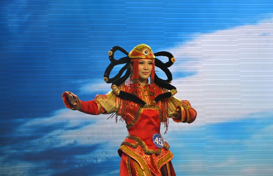 40 beauty contestants who stood out from the previous rounds competed in the final round of the international beauty competition. The beauty pageant was comprised of three categories including traditional folk costumes, swimsuit and evening wear. In the end, Butykova Tamara from Russia was crowned the champion. Pan Xiaotong and Chen Xi, both from China, finished second and third.[Photo by Bi Nan/chinadaily.com.cn]