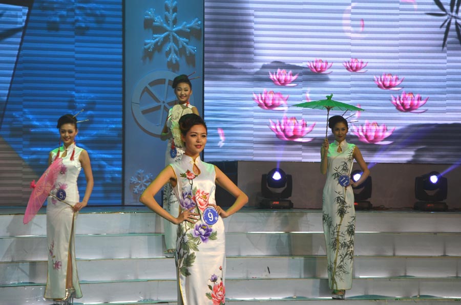 40 beauty contestants who stood out from the previous rounds competed in the final round of the international beauty competition. The beauty pageant was comprised of three categories including traditional folk costumes, swimsuit and evening wear. In the end, Butykova Tamara from Russia was crowned the champion. Pan Xiaotong and Chen Xi, both from China, finished second and third.[Photo by Bi Nan/chinadaily.com.cn]