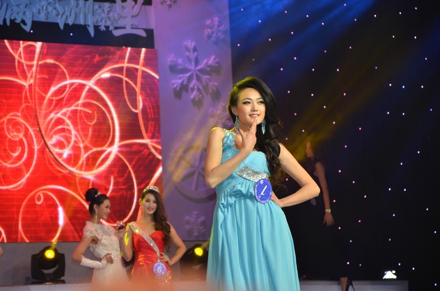 40 beauty contestants who stood out from the previous rounds competed in the final round of the international beauty competition. The beauty pageant was comprised of three categories including traditional folk costumes, swimsuit and evening wear. In the end, Butykova Tamara from Russia was crowned the champion. Pan Xiaotong and Chen Xi, both from China, finished second and third.[Photo by Bi Nan/chinadaily.com.cn]