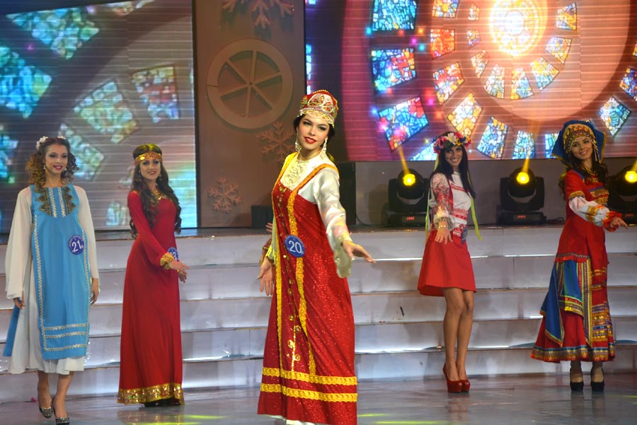 40 beauty contestants who stood out from the previous rounds competed in the final round of the international beauty competition. The beauty pageant was comprised of three categories including traditional folk costumes, swimsuit and evening wear. In the end, Butykova Tamara from Russia was crowned the champion. Pan Xiaotong and Chen Xi, both from China, finished second and third.[Photo by Bi Nan/chinadaily.com.cn]