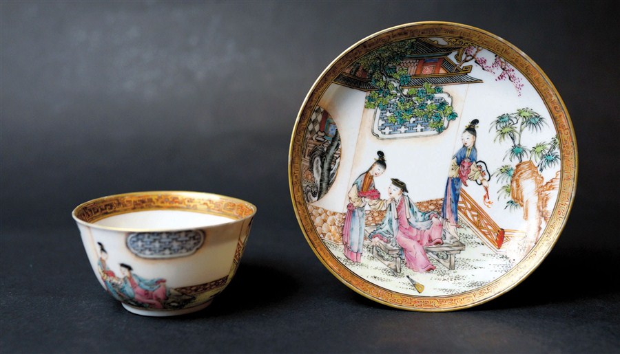 This Qing Dynasty overglaze porcelain, exported to Britain, features a scene from “Romance of the West Chamber.”