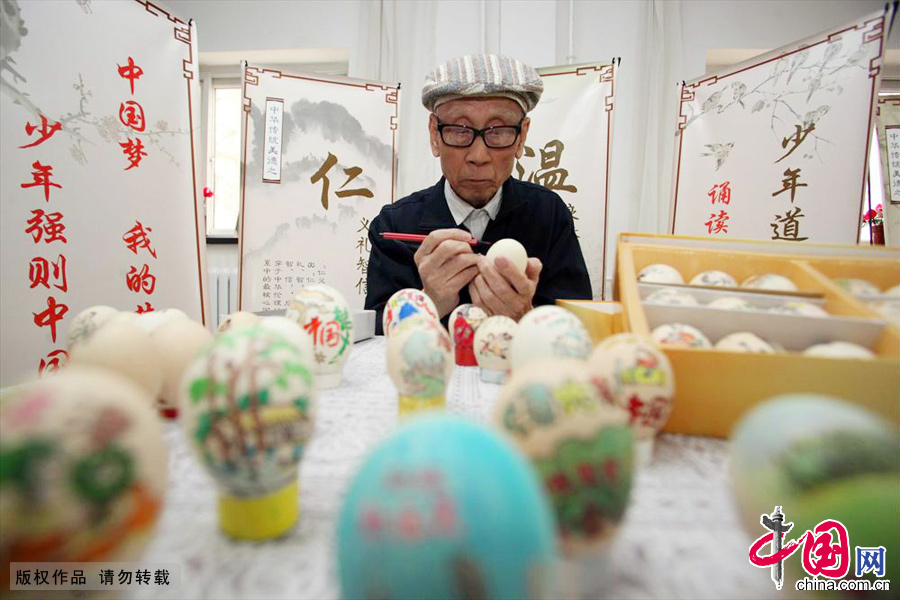 Guo Shu, an octogenarian Tianjin native, has painted on thousands of eggshells for seven consecutive years. He recently worked out a series of eggshell paintings focusing on 'Chinese dreams.' Thanks to this particular handcraft, he has made many friends in his neighborhood, who would send him eggs and even ostrich eggs when they are dropping in. [photo / China.org.cn]