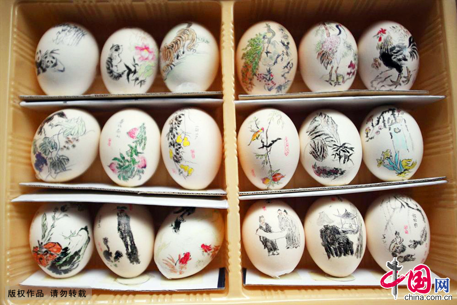 Guo Shu, an octogenarian Tianjin native, has painted on thousands of eggshells for seven consecutive years. He recently worked out a series of eggshell paintings focusing on 'Chinese dreams.' Thanks to this particular handcraft, he has made many friends in his neighborhood, who would send him eggs and even ostrich eggs when they are dropping in. [photo / China.org.cn]