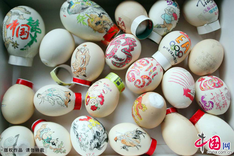 Guo Shu, an octogenarian Tianjin native, has painted on thousands of eggshells for seven consecutive years. He recently worked out a series of eggshell paintings focusing on 'Chinese dreams.' Thanks to this particular handcraft, he has made many friends in his neighborhood, who would send him eggs and even ostrich eggs when they are dropping in. [photo / China.org.cn]