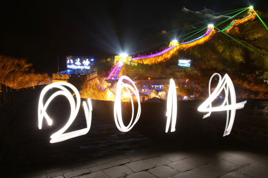 The Arabic numbers of 2014 are displayed in this long-exposure photograph taken on a section of the Great Wall during a New Year countdown ceremony in Beijing on Dec 31, 2013. [Photo by Wang Jing / China Daily]