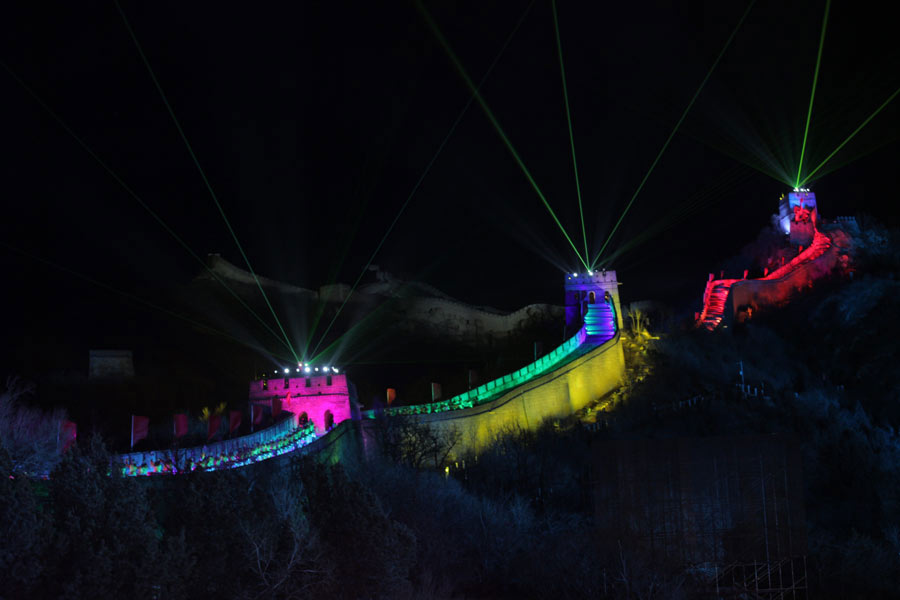 A section of the Great Wall is decorated with color lights during a New Year countdown ceremony in Beijing on Dec 31, 2013. [Photo by Wang Jing / China Daily]