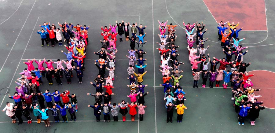 Children stand in the form of 2014 at a school in Shenyang, Liaoning province, on New Year's Eve. [Photo/Xinhua] 