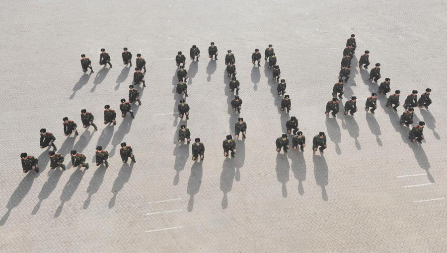 Soldiers stand in the form of 2014 in Yingkou, Liaoning province, on New Year's Eve. [Photo/Xinhua]