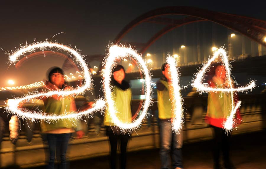 Revelers depict a sparkling 2014 in this long-exposure photograph taken in Nanchong, Sichuan province, on Dec 30. [Photo/Xinhua]