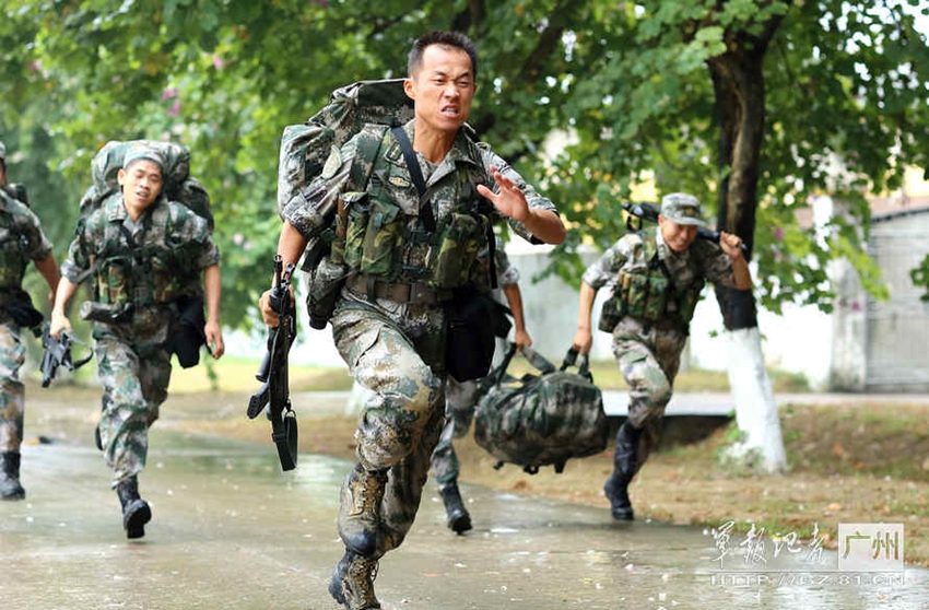 PLA Guangzhou Military Area Command conducts live-fire training. [Source: news.xinhuanet.com/photo]