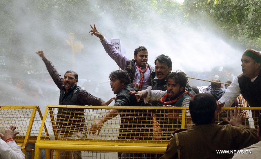 Activists of India's main opposition Bharatiya Janata Party clash with police during a protest outside the residence of Vice President of the Congress Rahul Gandhi in New Delhi, India, Dec. 31, 2013. (Xinhua/Partha Sarkar)