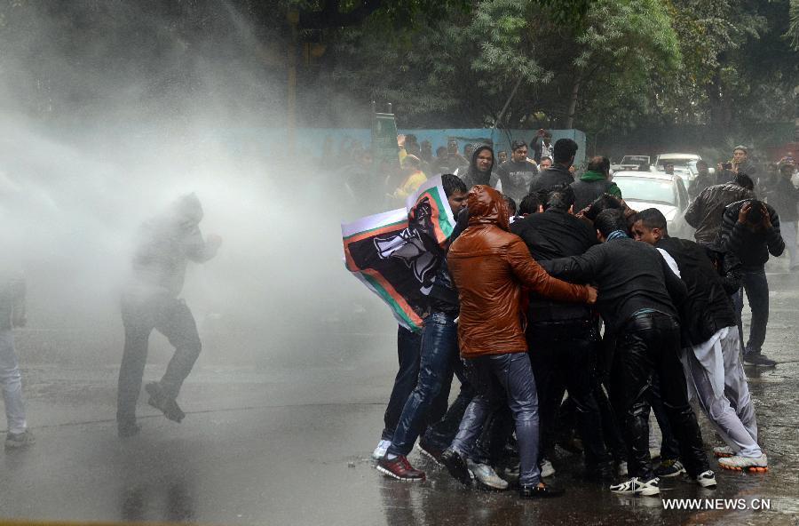 Indian police try to disperse the activists of India's main opposition Bharatiya Janata Party by water canon during a protest outside the residence of the Congress Vice President Rahul Gandhi in New Delhi, India, Dec. 31, 2013. (Xinhua/Partha Sarkar)