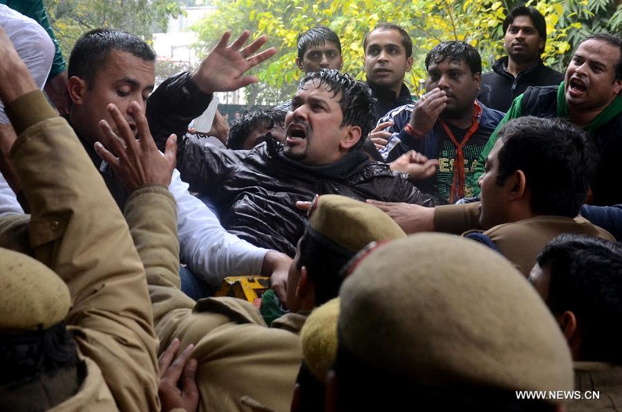 Activists of India's main opposition Bharatiya Janata Party clash with police during a protest outside the residence of the Congress Vice President Rahul Gandhi in New Delhi, India, Dec. 31, 2013. (Xinhua/Partha Sarkar)