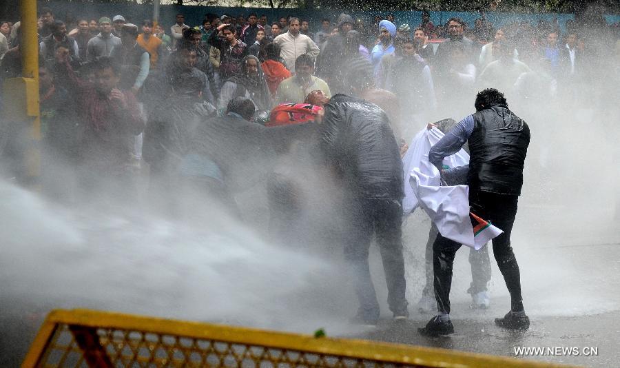 Indian police try to disperse the activists of India's main opposition Bharatiya Janata Party by water canon during a protest outside the residence of the Congress Vice President Rahul Gandhi in New Delhi, India, Dec. 31, 2013. (Xinhua/Partha Sarkar)