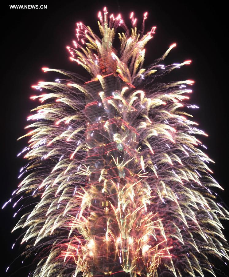Fireworks explode from the landmark skyscraper Taipei 101 (Taipei World Financial Center) to celebrate the New Year in Taipei, southeast China's Taiwan, Jan. 1, 2014. (Xinhua/Wu Ching-teng)