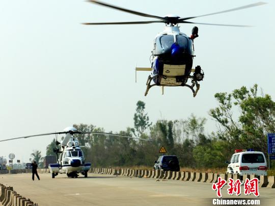 Provincial paramilitary forces and police in four cities launched 109 raids with the help of helicopters and speedboats. [photo / Chinanews.com]