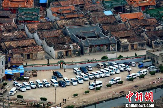 A total of 182 suspects from 18 drug production and trafficking rings were arrested in and outside of the village and another 23 tons of raw materials for drug production were seized. [photo / Chinanews.com]