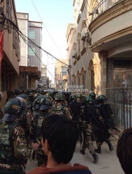 Armed police enter Boshe village. [Photo: weibo.com]