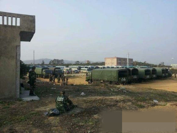 Many police cars wait on the outskirts of Boshe village. [Photo: Sina.com.cn]