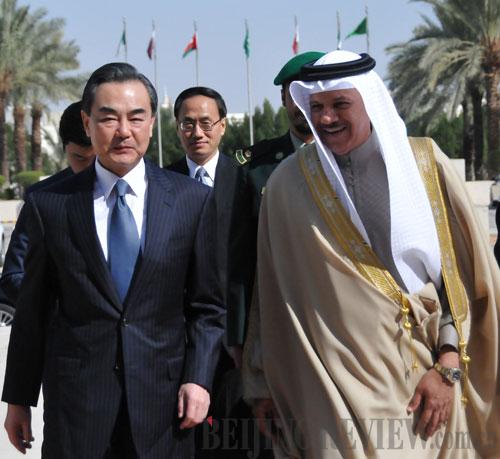 Chinese Foreign Minister Wang Yi (left) meets with General Secretary of the Gulf Cooperation Council Abdul Latif Bin Rashid Al Zayani in Riyadh on December 25, 2013 [FMPRC.GOV.CN]