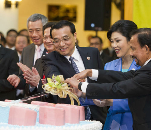 Chinese Premier Li Keqiang (C) cuts cake with ASEAN leaders, celebrating the 10th anniversary of China-ASEAN Strategic Partnership on Oct 9, 2013. [Xinhua photo]