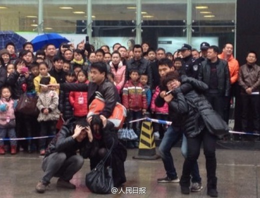 Policeman Liu Yi, who played one of the kidnappers in the simulation, said he and his colleague Liu Jinfeng practiced the episode of seizing the kidnappers many times during the past week. [photo / Weibo.com]