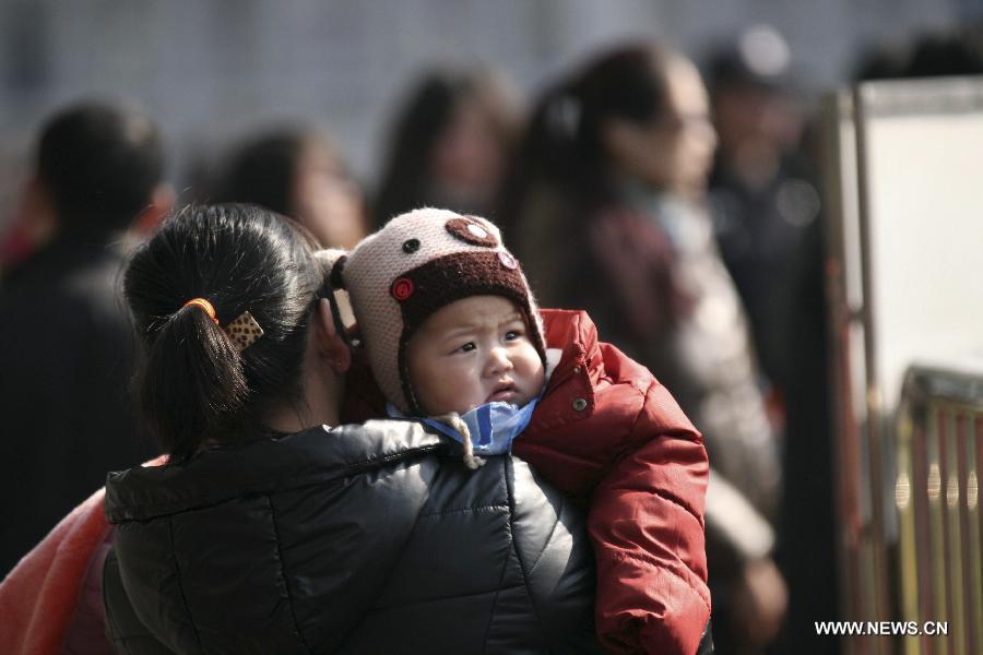 Nearly 40 percent of migrant workers wouldn't be going home for the Spring Festival, many because they've earned less than expected in the past year. [Xinhua photo]