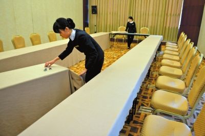 Fifteen Chinese provincial-level governments improve the style of their conferences by simplifying receptions, cutting down paperwork and enforcing frugality. [file photo]