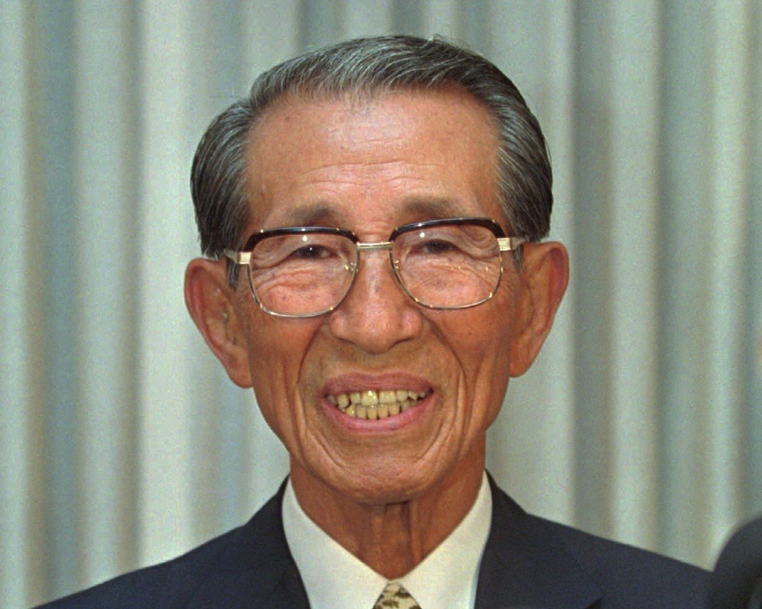 After his return to Japan, Hiroo Onoda finds he has trouble sleeping at night. Even the noise from everyday household electric appliances, televisions and jet planes would scare him.