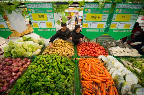 Residents buy vegetables at a supermarket in Hefei, capital of Anhui Province, on December 23, 2013 [By Du Yu/Beijing Review]
