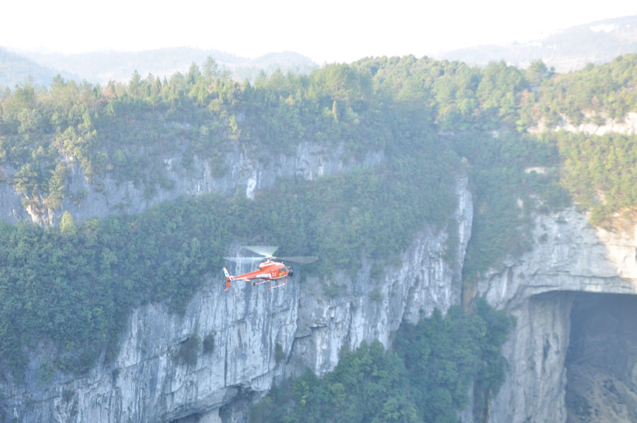 1月22日，《变形金刚4》剧组重返武隆天生三硚进行航拍。图为橘红色直升飞机完成航拍工作。[中国网]