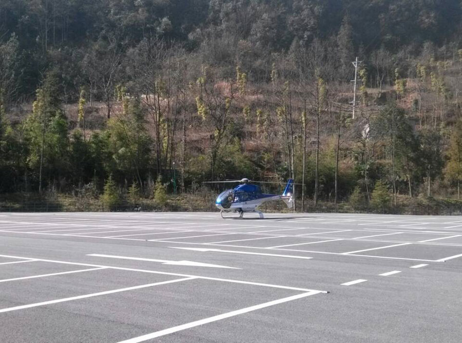 1月22日，《变形金刚4》剧组重返武隆天生三硚进行航拍。图为蓝色直升飞机备用救援。[中国网]