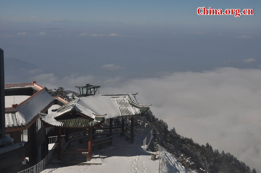 峨眉山以多雾著称，常年云雾缭绕，雨丝霏霏。弥漫山间的云雾，变化万千，把峨眉山装点得婀娜多姿，犹如仙境一般。[中国网 陈祥昭 摄]