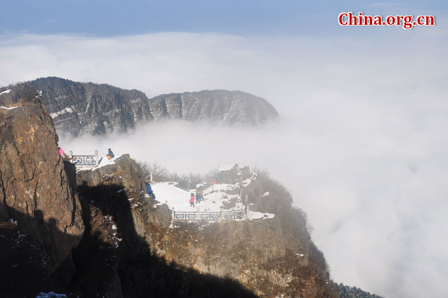 峨眉山以多雾著称，常年云雾缭绕，雨丝霏霏。弥漫山间的云雾，变化万千，把峨眉山装点得婀娜多姿，犹如仙境一般。[中国网 陈祥昭 摄]