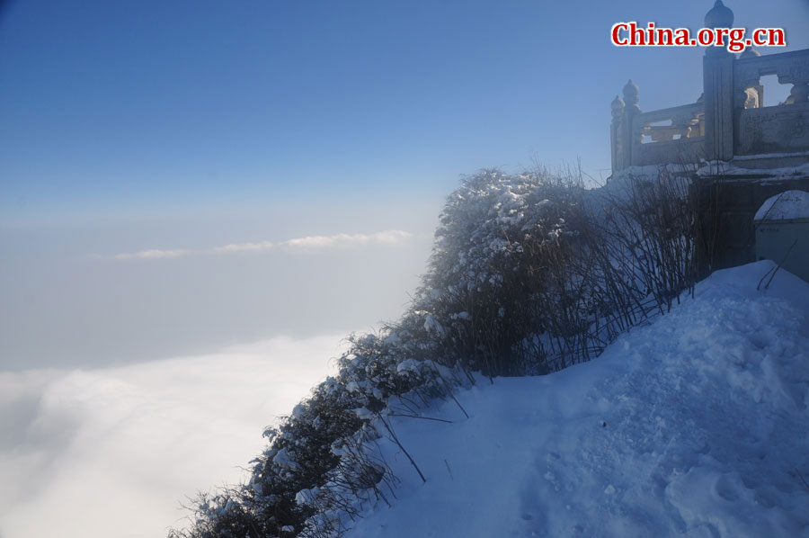 峨眉山以多雾著称，常年云雾缭绕，雨丝霏霏。弥漫山间的云雾，变化万千，把峨眉山装点得婀娜多姿，犹如仙境一般。[中国网 陈祥昭 摄]