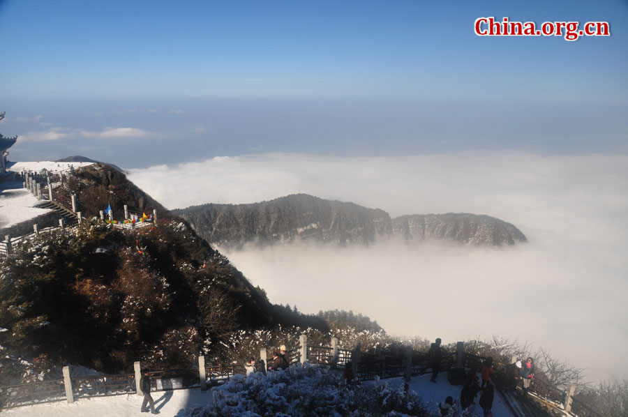 峨眉山以多雾著称，常年云雾缭绕，雨丝霏霏。弥漫山间的云雾，变化万千，把峨眉山装点得婀娜多姿，犹如仙境一般。[中国网 陈祥昭 摄]