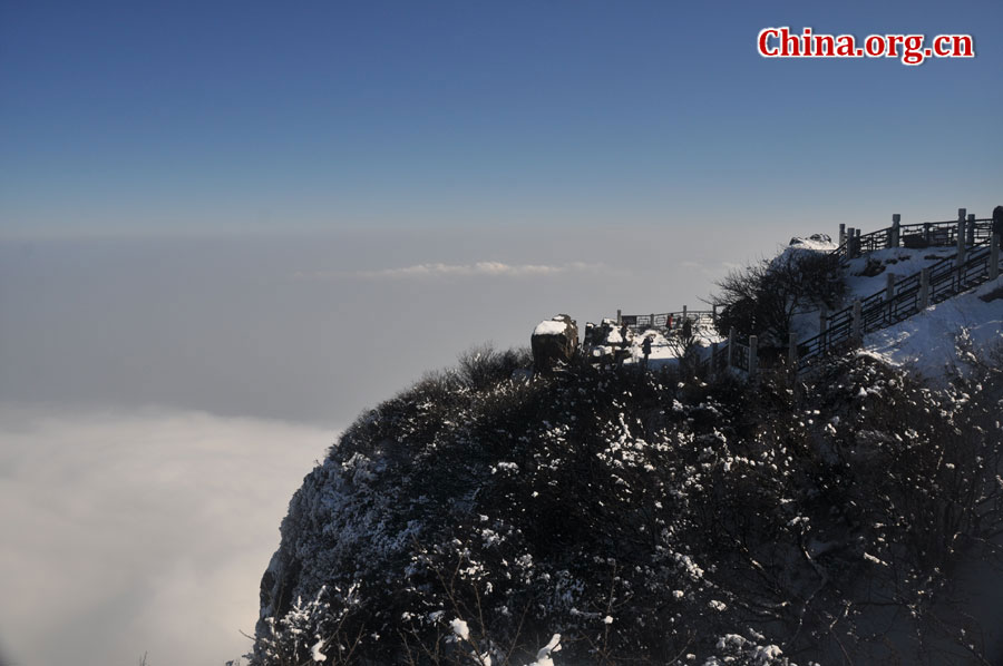 峨眉山以多雾著称，常年云雾缭绕，雨丝霏霏。弥漫山间的云雾，变化万千，把峨眉山装点得婀娜多姿，犹如仙境一般。[中国网 陈祥昭 摄]