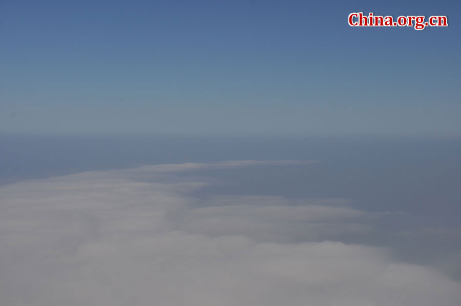 峨眉山以多雾著称，常年云雾缭绕，雨丝霏霏。弥漫山间的云雾，变化万千，把峨眉山装点得婀娜多姿，犹如仙境一般。[中国网 陈祥昭 摄]