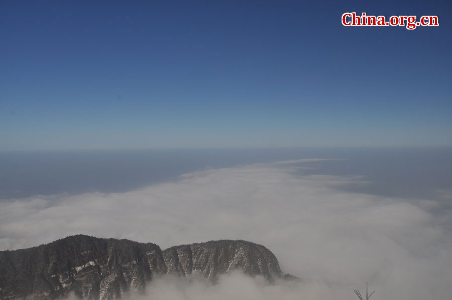 峨眉山以多雾著称，常年云雾缭绕，雨丝霏霏。弥漫山间的云雾，变化万千，把峨眉山装点得婀娜多姿，犹如仙境一般。[中国网 陈祥昭 摄]