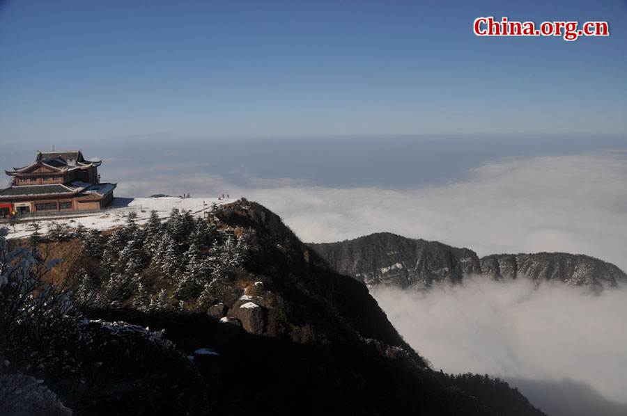 峨眉山以多雾著称，常年云雾缭绕，雨丝霏霏。弥漫山间的云雾，变化万千，把峨眉山装点得婀娜多姿，犹如仙境一般。[中国网 陈祥昭 摄]