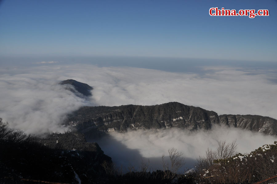 峨眉山以多雾著称，常年云雾缭绕，雨丝霏霏。弥漫山间的云雾，变化万千，把峨眉山装点得婀娜多姿，犹如仙境一般。[中国网 陈祥昭 摄]