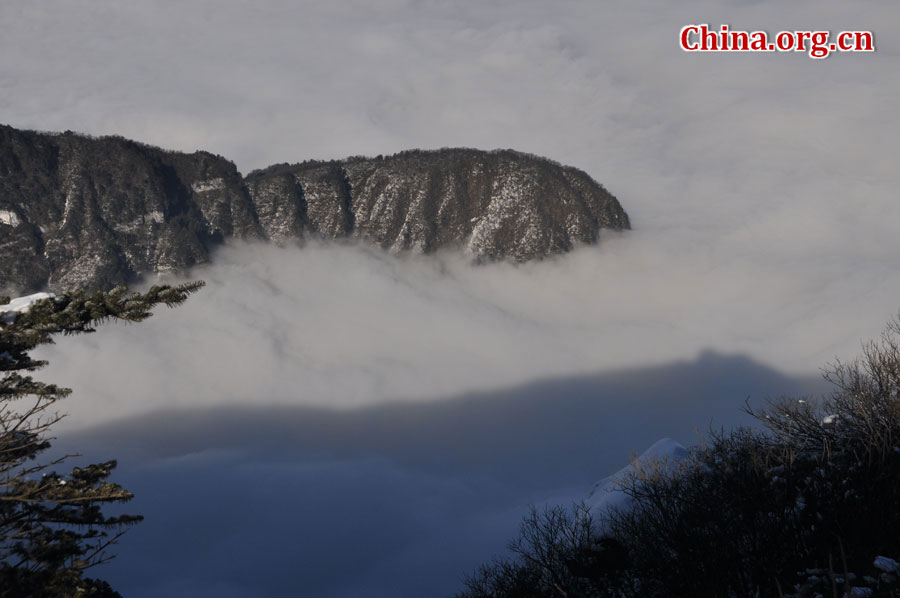 峨眉山以多雾著称，常年云雾缭绕，雨丝霏霏。弥漫山间的云雾，变化万千，把峨眉山装点得婀娜多姿，犹如仙境一般。[中国网 陈祥昭 摄]