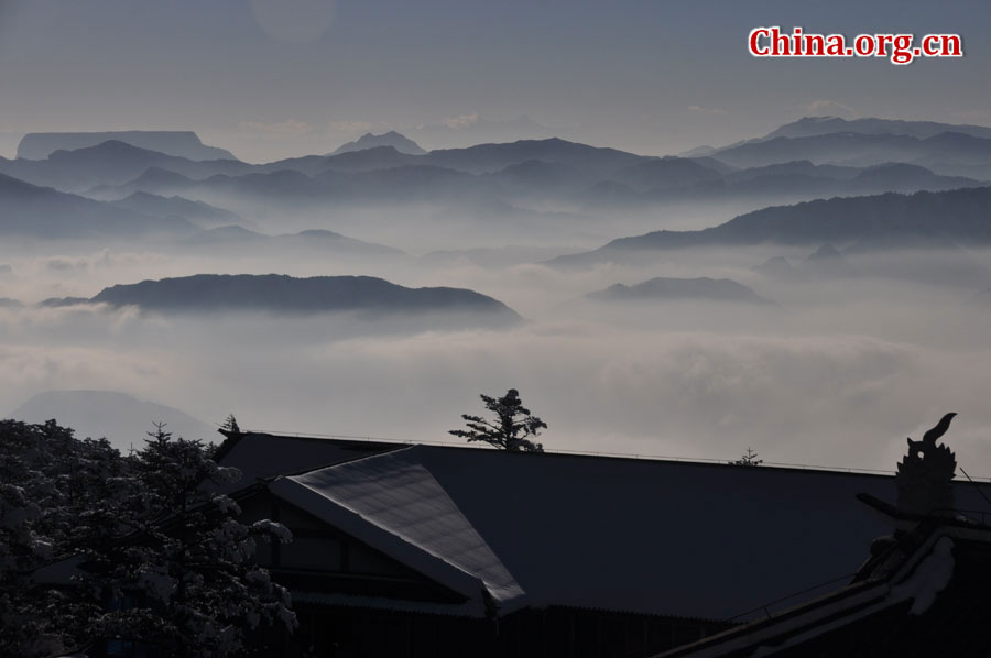 峨眉山以多雾著称，常年云雾缭绕，雨丝霏霏。弥漫山间的云雾，变化万千，把峨眉山装点得婀娜多姿，犹如仙境一般。[中国网 陈祥昭 摄]