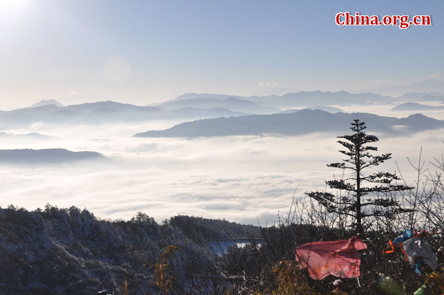 峨眉山以多雾著称，常年云雾缭绕，雨丝霏霏。弥漫山间的云雾，变化万千，把峨眉山装点得婀娜多姿，犹如仙境一般。[中国网 陈祥昭 摄]